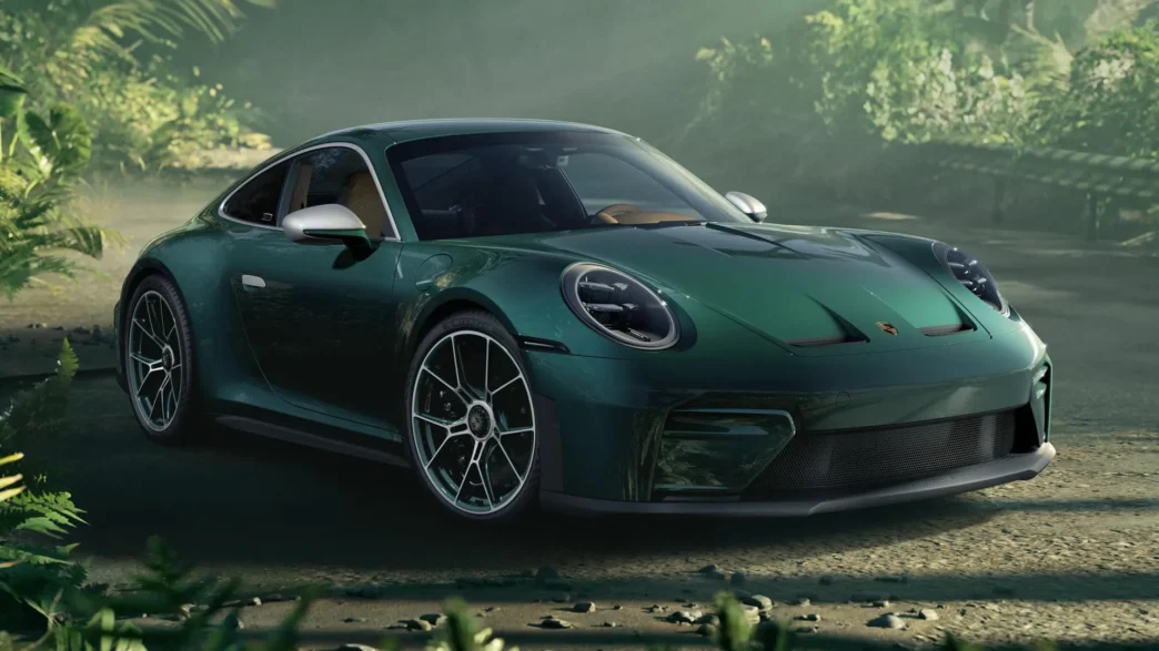 Porsche 911 GT3 Touring с дикими кошками внутри